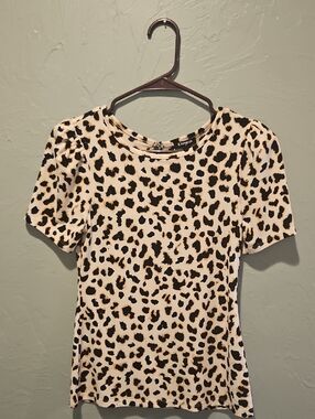 Express Short Sleeve Leopard Print Top - Cream/Black